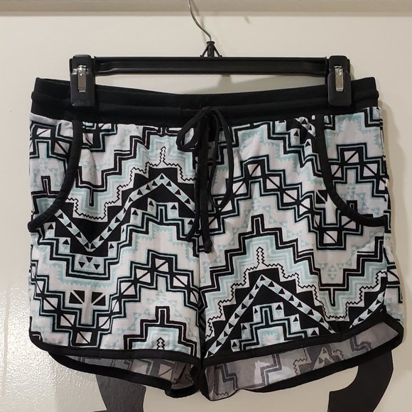 No Boundaries Medium Black White and Mint Tribal Shorts - Picture 1 of 3